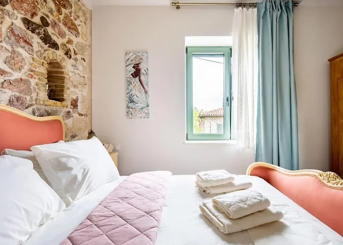 Queen'S Stone Legend, Royal Living By Acropolis